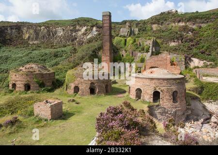 La brique abandonnée travaille à Porth Wen sur l'île d'Anglesey, au Pays de Galles Banque D'Images