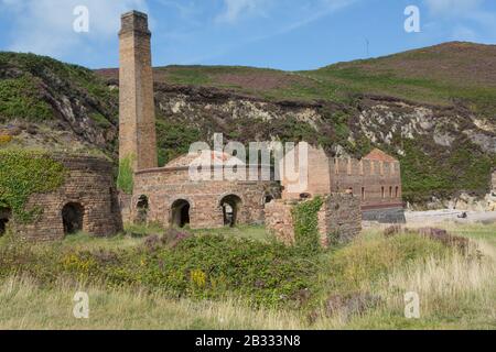 La brique abandonnée travaille à Porth Wen sur l'île d'Anglesey, au Pays de Galles Banque D'Images