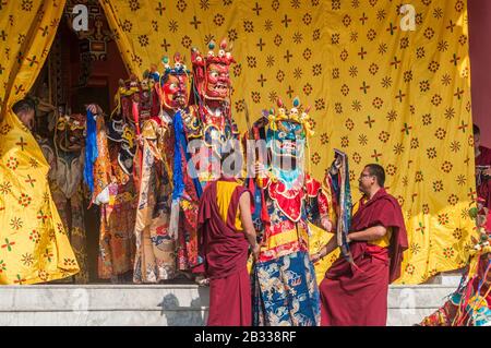 Katmandou, Népal – 19 Février 2012 : La Communauté Bouddhiste Tibétaine Célèbre Losar (Nouvel An Tibétain) Au Monastère De Shechen Près De Bouchanath. Banque D'Images