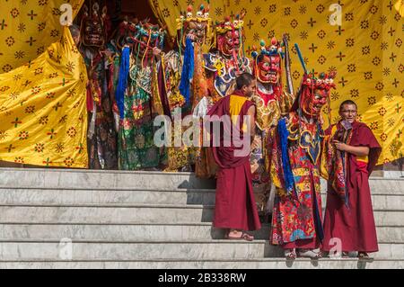 Katmandou, Népal – 19 Février 2012 : La Communauté Bouddhiste Tibétaine Célèbre Losar (Nouvel An Tibétain) Au Monastère De Shechen Près De Bouchanath. Banque D'Images