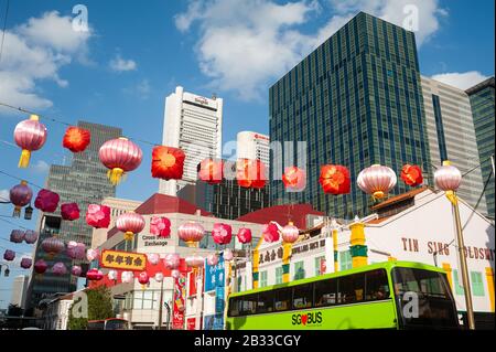 24.01.2020, Singapour, République de Singapour, Asie - Décoration de rue annuelle avec lanternes en papier colorées le long de South Bridge Road. Banque D'Images