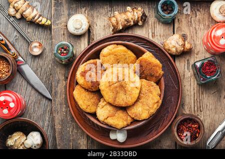 Côtelettes de légumes frits avec artichaut de Jérusalem et champignons.Rissole sur table en bois.nourriture saine Banque D'Images