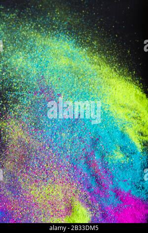 poudre abstraite splattée sur fond noir, poudre de couleur explose Banque D'Images