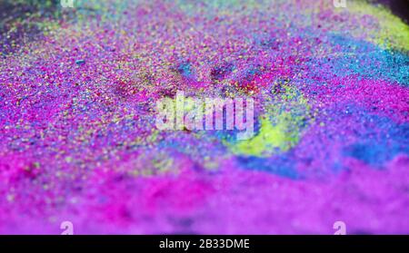 Poudre multicolore abstraite plate sur fond noir. Banque D'Images