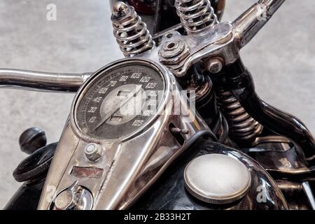 Gros plan sur le réservoir et le compteur de vitesse d'une moto d'époque Banque D'Images