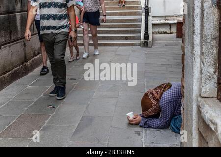 Les femmes mendient dans les rues de Venise, en Italie Banque D'Images