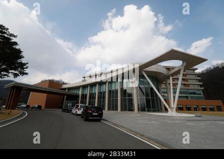 MUNGYEONG, PROVINCE DE GYEONGLANG NORD, CORÉE DU SUD. 4 mars 2020. 4 mars 2020-Mungyeong, Corée du Sud-A vue extérieur de la COVID19 Centre d'isolation des cas de virus doux à l'hôpital universitaire national de Séoul Centre de soins Contre les virus Légers à Mungyeong, dans la province de Gyeongsang du Nord, en Corée du Sud. Qui sera utilisé pour héberger et traiter de nouveaux patients coronavirus avec des symptômes doux. Crédit: Ryu Seung-Il/Zuma Wire/Alay Live News Banque D'Images