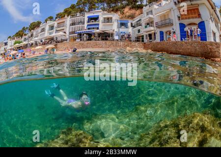 Femme tubas sur housereef à Tamariu, Costa Brava, Espagne, Mer méditerranée, MR Banque D'Images