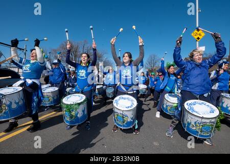 Les membres du groupe de marchage de la batterie de la All-female Fogo Azul se réchauffent avant de se marcher dans la parade de la Saint-Patrick pour Tous à Sunnyside, Queens, New Banque D'Images