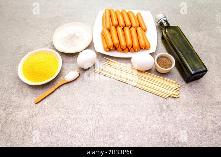 Ingrédients pour chiens de maïs. Cuisine traditionnelle américaine de rue. Sur fond de pierre. Banque D'Images