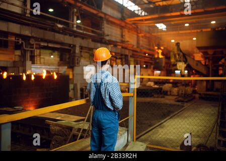 Master examine le processus de fabrication de l'acier dans le four Banque D'Images