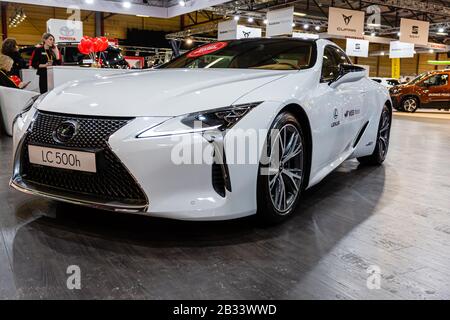 Riga, Lettonie - 12 Avril 2019 : nouvelle voiture de sport de luxe coûteux, dans la Lexus LC 500h dans le showroom - image Banque D'Images