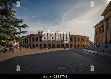 Vue extérieure de l'Arena di Verona, un ancien amphithéâtre romain de Vérone, en Italie Banque D'Images