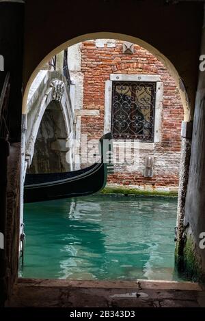 Télécabine passant sous le petit pont vu par l'arche, Venise, Italie Banque D'Images