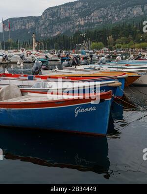 Bateaux de pêche colorés sur le lac, Lac de Garde (Lago Di Garda), Italie Banque D'Images