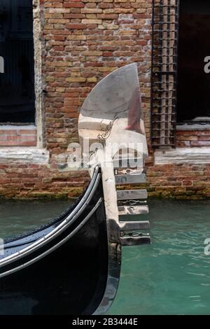 Gros plan du fèrro sur le devant de la télécabine à Venise, Italie Banque D'Images