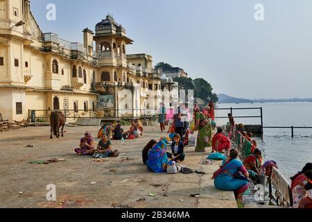 Femmes vêtues de saris colorés à Gangaur Ghat, Udaipur, Rajasthan, Inde Banque D'Images