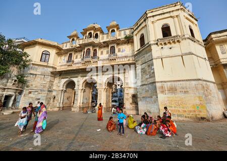 Femmes vêtues de saris colorés à Gangaur Ghat, Udaipur, Rajasthan, Inde Banque D'Images