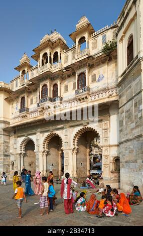 Femmes vêtues de saris colorés à Gangaur Ghat, Udaipur, Rajasthan, Inde Banque D'Images