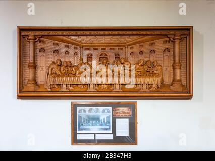 Église paroissiale du village de Saint Michael et De Tous les Anges, Hilperton, Wiltshire, Angleterre, sculpture britannique en bois de teck de la dernière Cène Banque D'Images