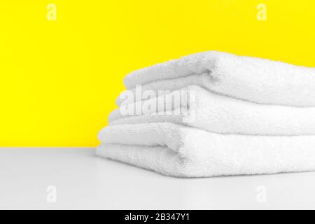 Nettoyez les serviettes douces sur fond de couleur. Photo créative. Banque D'Images