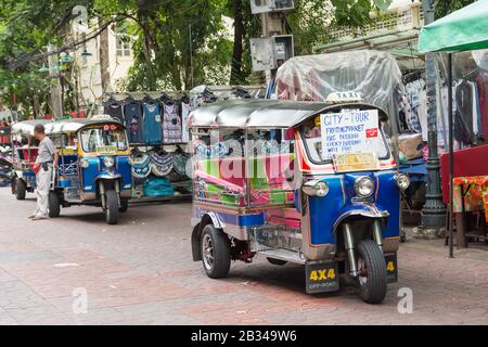 Bangkok, Thaïlande - Nov 1,2019 : vue panoramique d'une rangée de tuk tuk gratuit le long de la route Khao San et les pilotes en attente pour le client. Banque D'Images