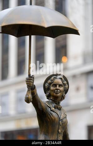 Londres, Angleterre, Royaume-Uni. Sentier de statue « Scenes in the Square » - Mary Poppins Banque D'Images