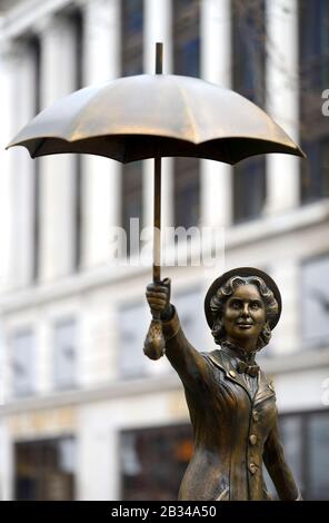 Londres, Angleterre, Royaume-Uni. Sentier de statue « Scenes in the Square » - Mary Poppins Banque D'Images