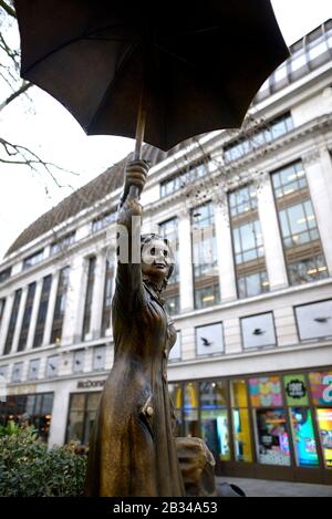 Londres, Angleterre, Royaume-Uni. Sentier de statue « Scenes in the Square » - Mary Poppins Banque D'Images