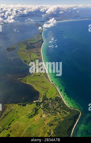 Île Hiddensee avec village Kloster, vue du nord, 09.08.2012, vue aérienne, Allemagne, Mecklembourg-Poméranie occidentale, Hiddensee Banque D'Images