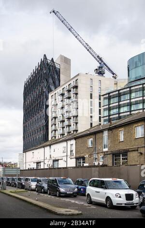 Des taxis sont alignés devant la gare de Paddington, Londres, Royaume-Uni, avec le nouveau bâtiment Brunel sur le bassin de Paddington en construction en arrière-plan Banque D'Images