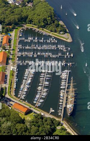 Bateau d'entraînement de voile Passat dans le port Baltique de Luebeck-Travemuende, 12.08.2012, vue aérienne, Allemagne, Schleswig-Holstein, Luebeck Banque D'Images