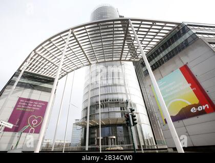Essen, Allemagne. 04 mars 2020. Des bannières publicitaires d'Innogy et d'Eon pendent devant la tour d'administration. Lors d'une assemblée générale extraordinaire, les actionnaires doivent voter sur la fusion avec Eon. Eon a acheté Innogy du groupe RWE. L'accord fait partie d'un échange global de secteurs d'activité entre les deux groupes énergétiques. Crédit: Roland Weihrauch/Dpa/Alay Live News Banque D'Images