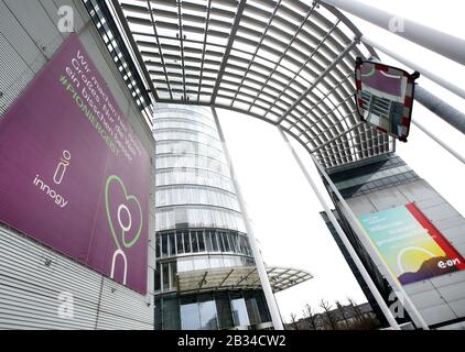 Essen, Allemagne. 04 mars 2020. Des bannières publicitaires d'Innogy et d'Eon pendent devant la tour d'administration. Lors d'une assemblée générale extraordinaire, les actionnaires doivent voter sur la fusion avec Eon. Eon a acheté Innogy du groupe RWE. L'accord fait partie d'un échange global de secteurs d'activité entre les deux groupes énergétiques. Crédit: Roland Weihrauch/Dpa/Alay Live News Banque D'Images