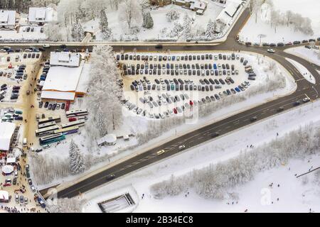 Parking sur la pente de pratique à St. George Hill dans le centre de Winterberg, 26.01.2013, vue aérienne, Allemagne, Rhénanie-du-Nord-Westphalie, Pays aigre, Winterberg Banque D'Images