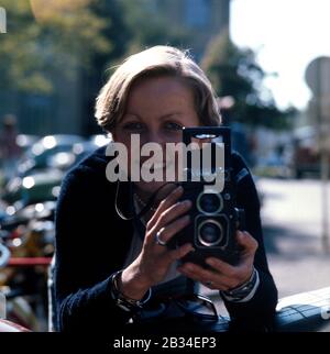 Porträtfoto von Erzherzogin Michaela von Habsburg mit einer analogique Yachica Kamera in der Stadt, Deutschland München 1985. Portrait photo de l'archiduchesse Michaela von Habsburg avec une caméra analogique Yashica dans la ville, Allemagne Munich 1985. Banque D'Images