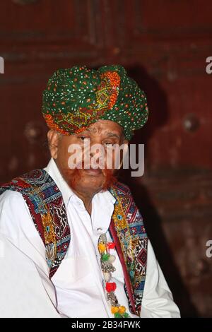 7 Juillet 2018, Jaipur, Rajasthan, Inde. Rajasthani homme avec turban vert Banque D'Images