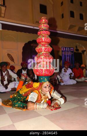 7 Juillet 2018, Jaipur, Rajasthan, Inde. Danse Bhavai. Les femmes interprètes équilibrent les pots d'oreille ou les pichets en laiton lorsqu'elles dansent Banque D'Images