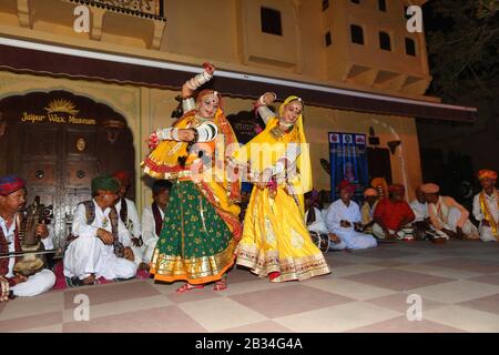 7 Juillet 2018, Jaipur, Rajasthan, Inde. Deux danseuses féminines en tenue colorée à Sheesh Mahal Banque D'Images