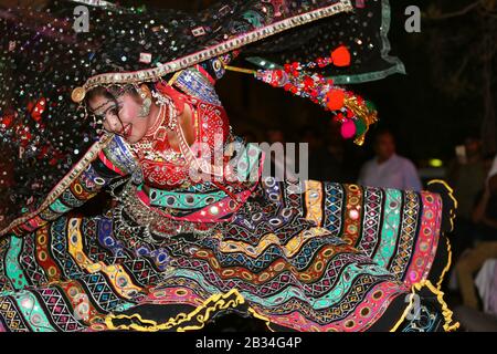 7 Juillet 2018, Jaipur, Rajasthan, Inde. Deux danseuses féminines en tenue colorée à Sheesh Mahal Banque D'Images