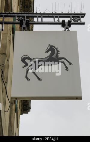 Stafford, ROYAUME-UNI - 28 déc. 2019 : signe, logo de la banque Lloyds. Lloyds Bank plc est une banque britannique de détail et de commerce avec des succursales à travers Engla Banque D'Images