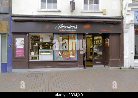 Stafford, ROYAUME-UNI - 28 déc. 2019: Vue externe de Thornton shop. Thorntons est une marque britannique de chocolat créée par Joseph William Thornto Banque D'Images