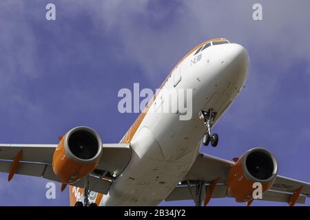 Lanzarote, ESPAGNE - 10 avril 2019 : easyJet, Airbus A 320 - 251 N en approche de la piste, atterrissage. EasyJet est une compagnie aérienne britannique à bas prix. Services sur plus de 1, Banque D'Images