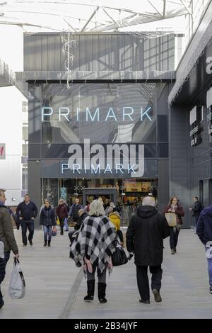 Stafford, ROYAUME-UNI - 28 déc. 2019: Personnes passant par la boutique Primark. Primark est un détaillant de mode rapide irlandais appartenant à la Grande-Bretagne dont le siège social est situé en D. Banque D'Images