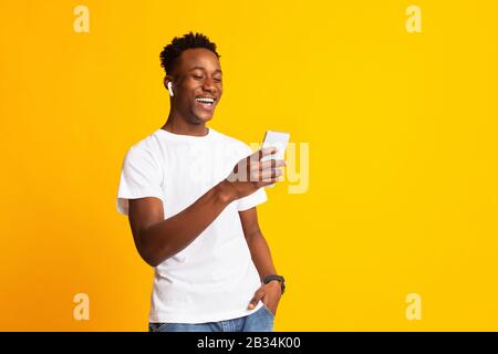 Jeune gars afro gai ayant un appel vidéo Banque D'Images