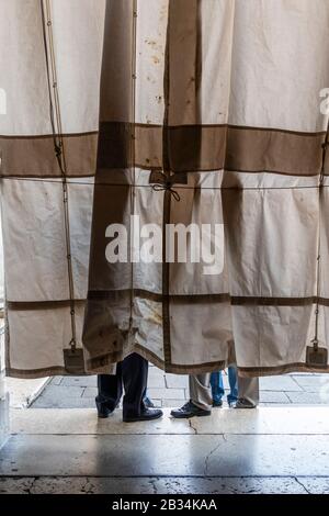 Pieds. Des Hommes Qui Parlent À L'Extérieur De Caffe Florian, Piazza San Marco, Venise, Vénétie, Italie Banque D'Images