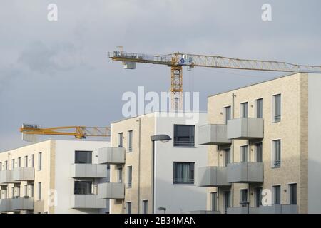 Bâtiments résidentiels modernes et grues de construction dans le Bremen Überseestadt, Bremen, Allemagne, Europe Banque D'Images