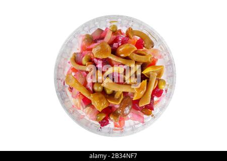 Salade de légumes, de betterave, de vinaigrette aux betteraves, concombre, pois, oignons, chou, champignons du miel sur plaque, fond blanc isolé, vi Banque D'Images