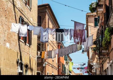 Lavage suspendu à sec, dans les rues arrière de Venise, Italie Banque D'Images