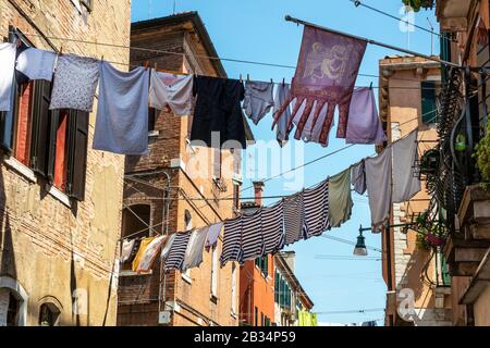 Lavage suspendu à sec, dans les rues arrière de Venise, Italie Banque D'Images